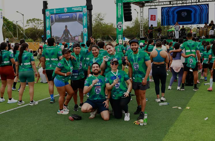 Grupo de corredores celebrando en la meta de Bimbo Global Race Guayaquil